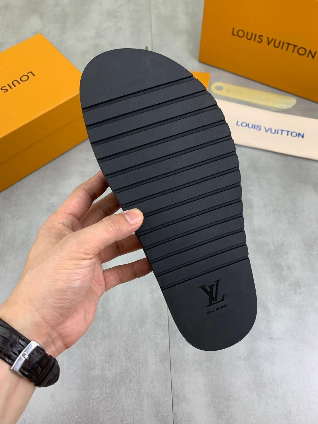 Men's shoes 💰P320💰【New style】🆘 Original quality 【LOUIS VUITTON】The popular Louis Vuitton LV men's slippers on the official website are on sale simultaneously! Original fabric imported from Italy, original factory special supply, code number: 38-44 (45 customized), many colors available